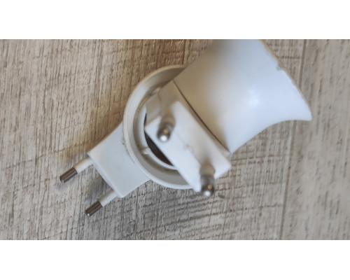 Распродажа Вилка в розетку 220 W цоколь под лампочку Е27 с переключателем белый