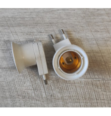 Распродажа Вилка в розетку 220 W цоколь под лампочку Е27 с переключателем белый