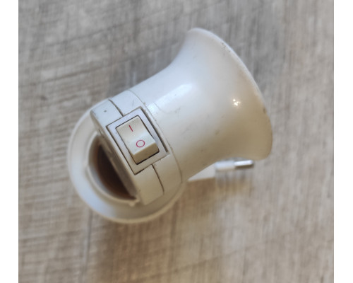 Распродажа Вилка в розетку 220 W цоколь под лампочку Е27 с переключателем белый