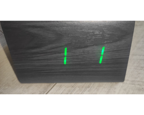 Часы электронные настольные VST-864 в виде деревянного треугольного бруска с температурой черные зелёный свет