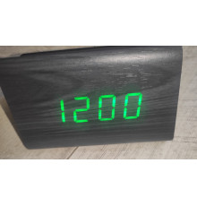 Часы электронные настольные VST-864 в виде деревянного треугольного бруска с температурой черные зелёный свет