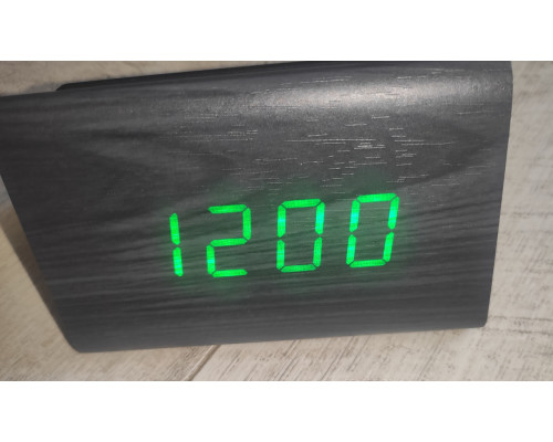 Часы электронные настольные VST-864 в виде деревянного треугольного бруска с температурой черные зелёный свет