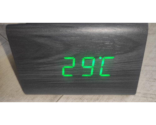 Часы электронные настольные VST-864 в виде деревянного треугольного бруска с температурой черные зелёный свет