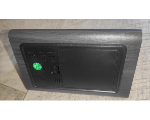 Часы электронные настольные VST-864 в виде деревянного треугольного бруска с температурой черные зелёный свет