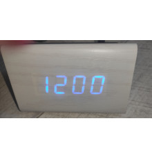 Часы электронные настольные VST-864 в виде деревянного треугольного бруска с температурой белые синий свет