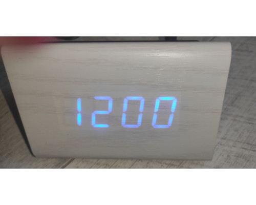 Часы электронные настольные VST-864 в виде деревянного треугольного бруска с температурой белые синий свет