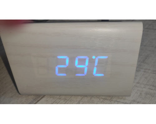 Часы электронные настольные VST-864 в виде деревянного треугольного бруска с температурой белые синий свет