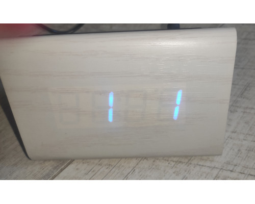 Часы электронные настольные VST-864 в виде деревянного треугольного бруска с температурой белые синий свет