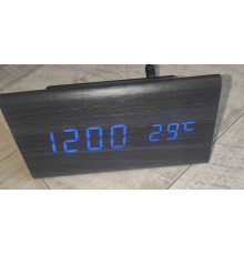 Часы настольные электронные VST-861 в виде треугольного деревянного бруска с температурой черные синий свет