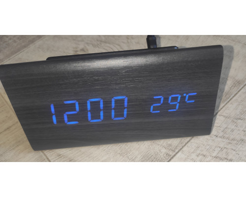 Часы настольные электронные VST-861 в виде треугольного деревянного бруска с температурой черные синий свет