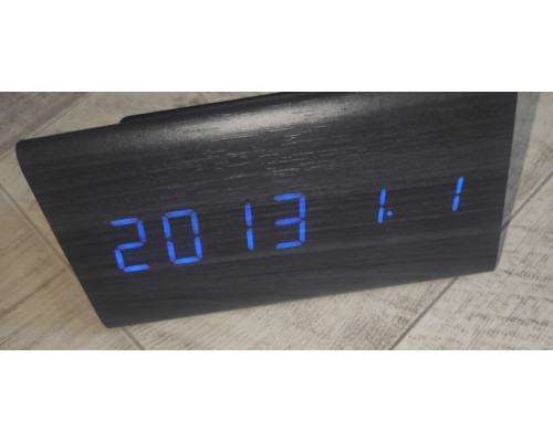 Часы настольные электронные VST-861 в виде треугольного деревянного бруска с температурой черные синий свет