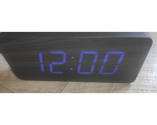 Распродажа Часы электронные VST-865 с температурой, от сети и на батарейках чёрное дерево синий свет