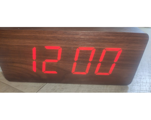 Распродажа Часы электронные VST-865 с температурой, от сети и на батарейках коричневое дерево красный свет