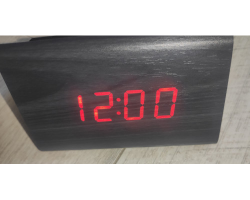 Часы электронные настольные VST-864 в виде деревянного треугольного бруска с температурой черные красный свет