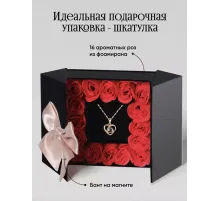 Подарочный набор 16 красных роз из мыла с кулоном