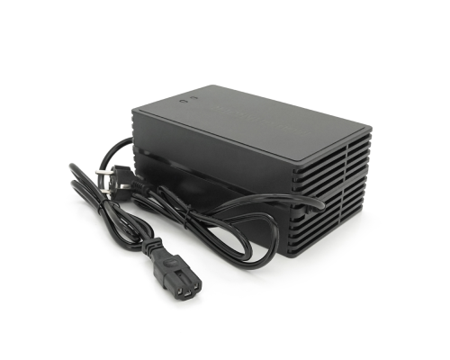 Зарядний пристрій для акумуляторів Li-ion 67,2V,16S,8A,600W, штекер Triangle plug (T-tipe/IEC/C13 N+L-) індикація, 220х122х86mm, 1.5kg